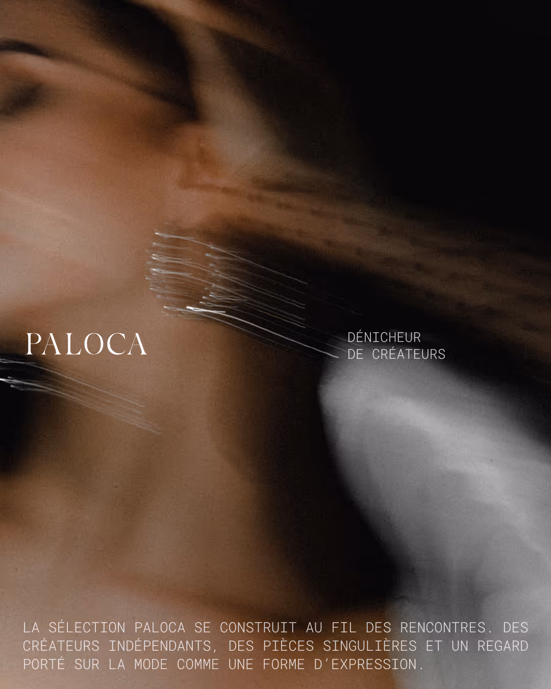 Portrait artistique flou d'une personne avec des reflets lumineux, texte indiquant Paloca, dénicheur de créateurs et une description en français sur la sélection de créateurs indépendants en mode.