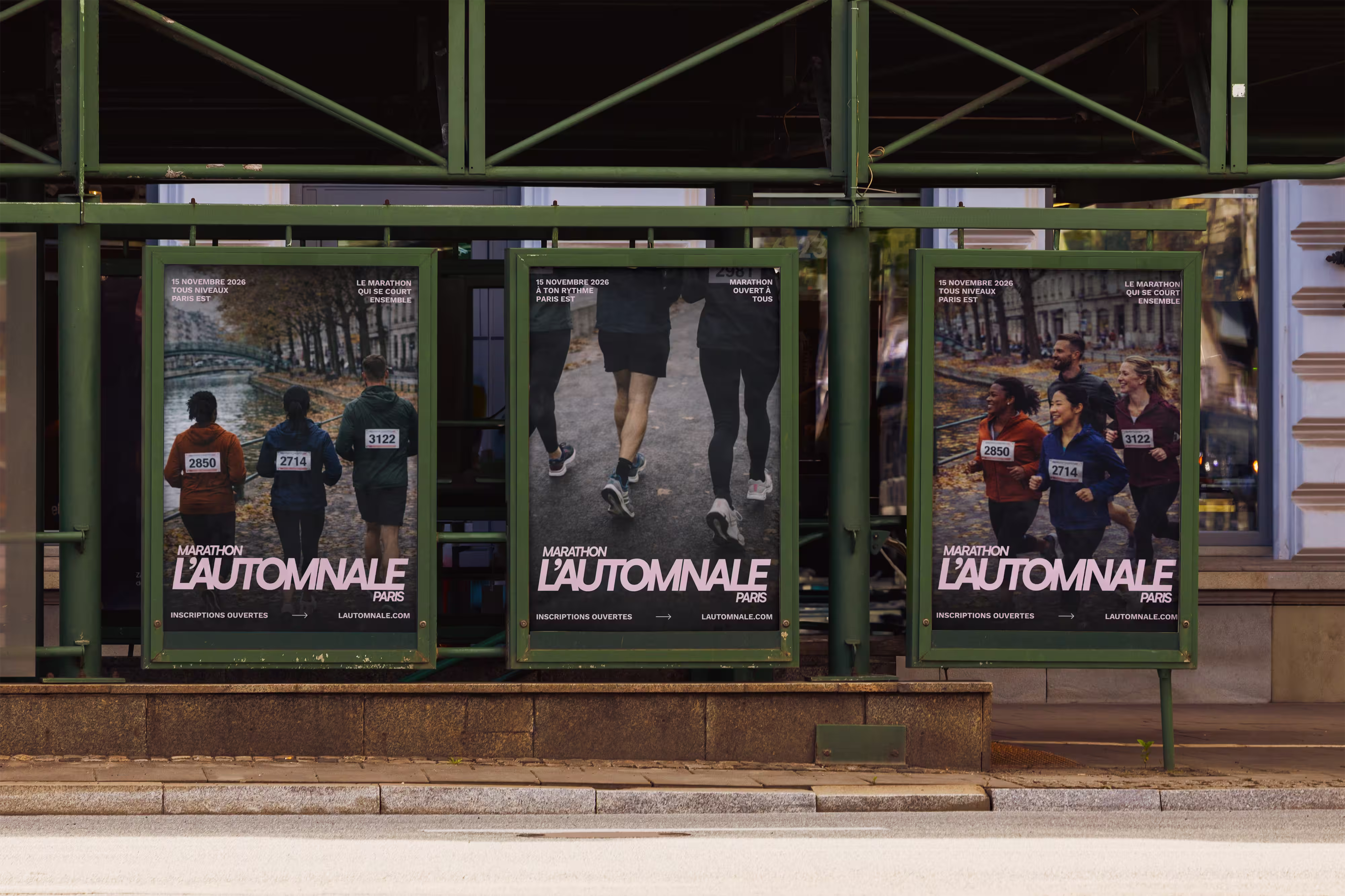 Trois affiches vertes sur un stand, annonçant le marathon L'Automnale à Paris le 15 novembre 2026, avec des coureurs vus de dos ou de profil.