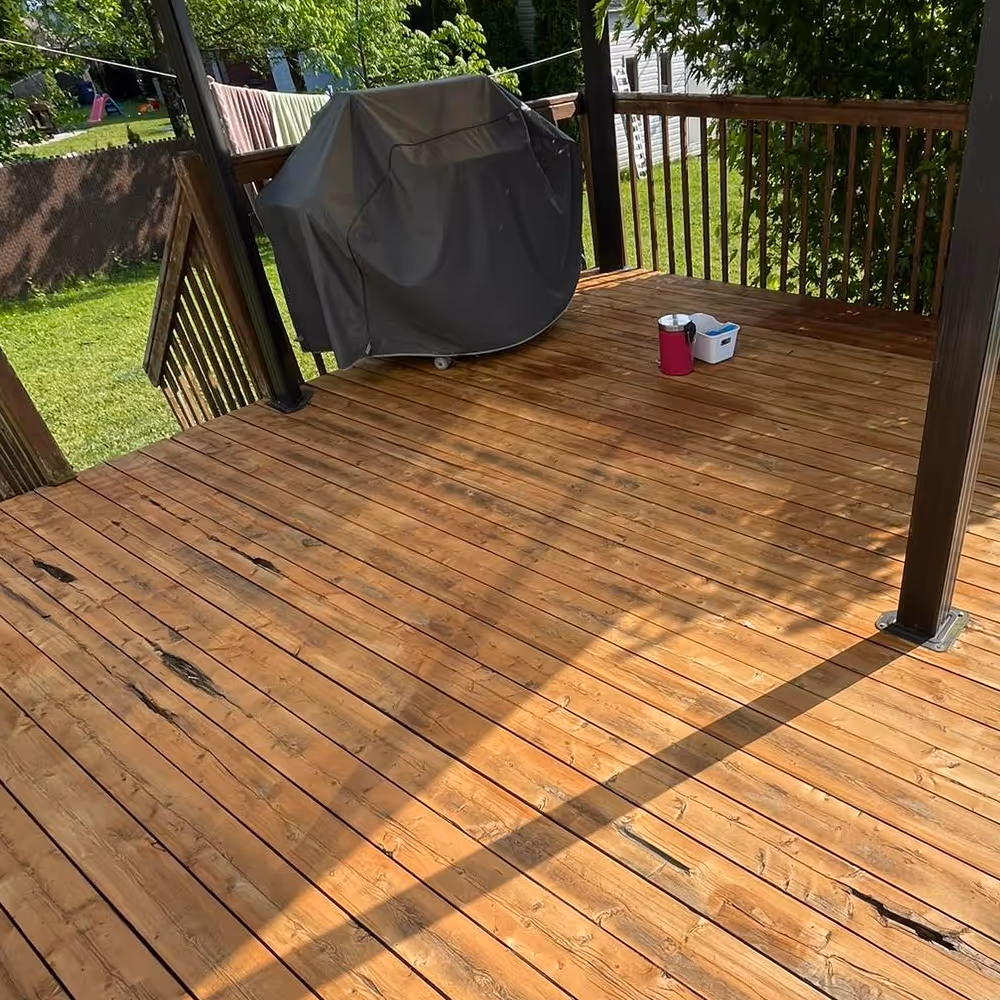 Après: Terrasse en bois après sablage sans poussière - grain naturel restauré, région de Québec