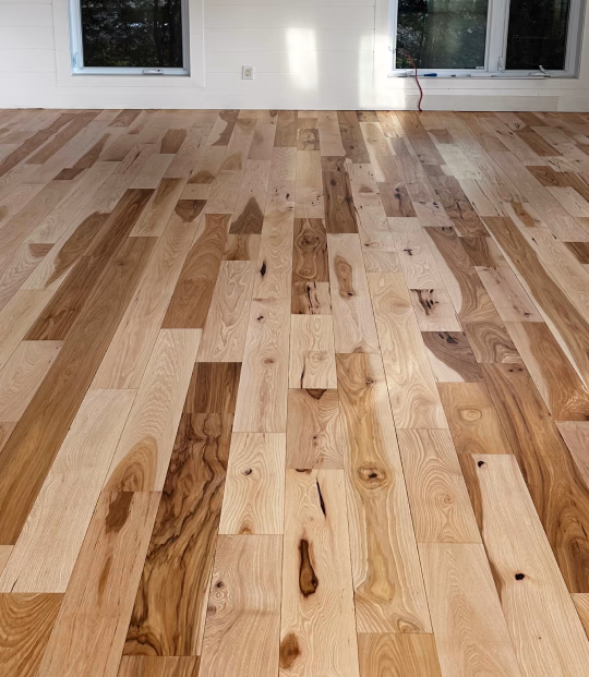 Après: Plancher de bois après sablage moderne - fini lumineux et uniforme par Sablage Nadeau