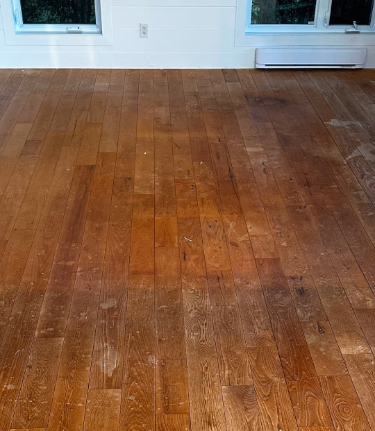 Avant: Plancher de bois usé avant sablage - surface terne et abîmée