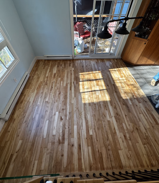 Après: Plancher de bois franc après sablage professionnel - finition impeccable par Sablage Nadeau