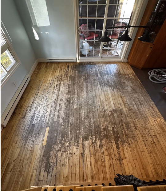 Avant: Plancher de bois franc endommagé avant restauration - taches et usure visible