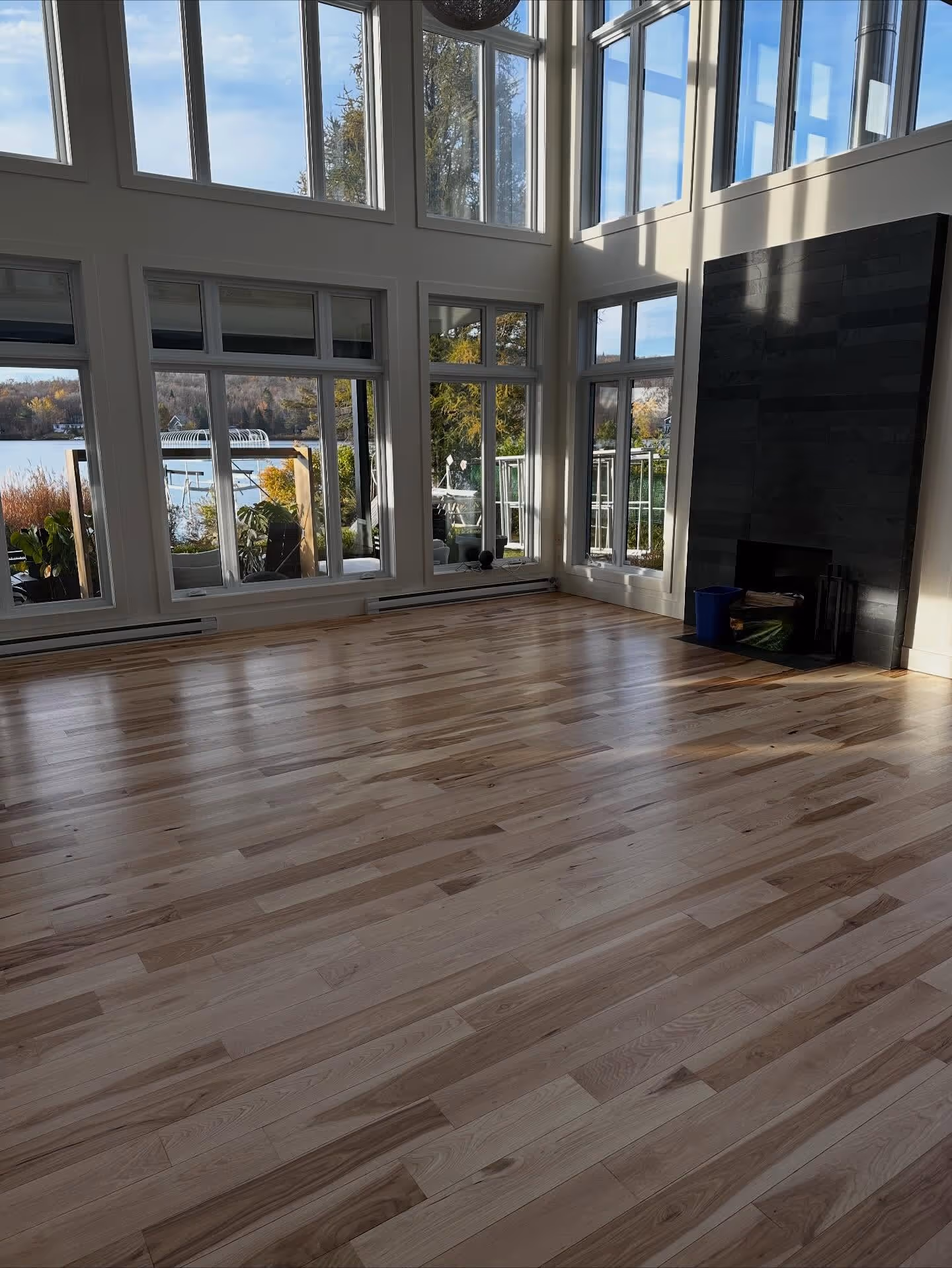 Plancher de bois moderne sablé dans un espace contemporain avec vue panoramique - région de Québec
