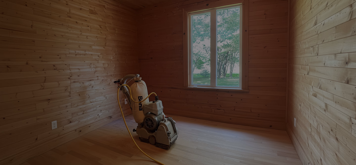 Sablage de plancher de bois dans chalet avec équipement moderne sans poussière