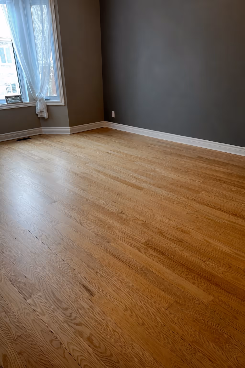 Plancher de bois fraîchement sablé et verni - résultat professionnel région de Québec