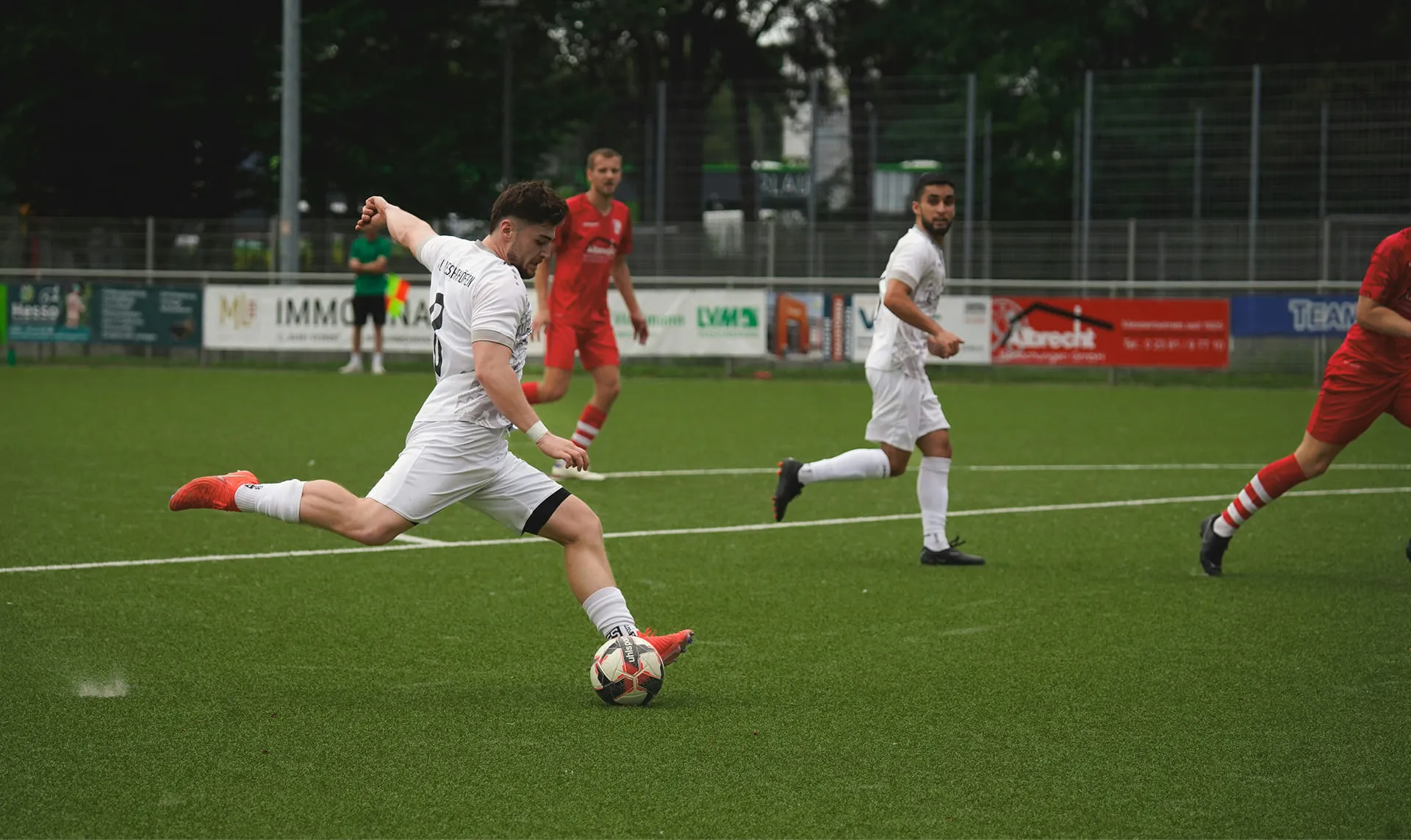 Voetballer bereidt zich mentaal voor op een schot tijdens een wedstrijd