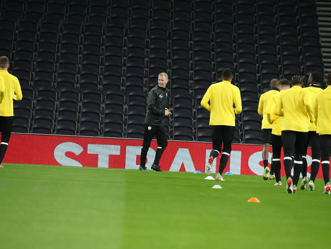 Jan van Norel begeleidt een profclub tijdens een training in het stadion
