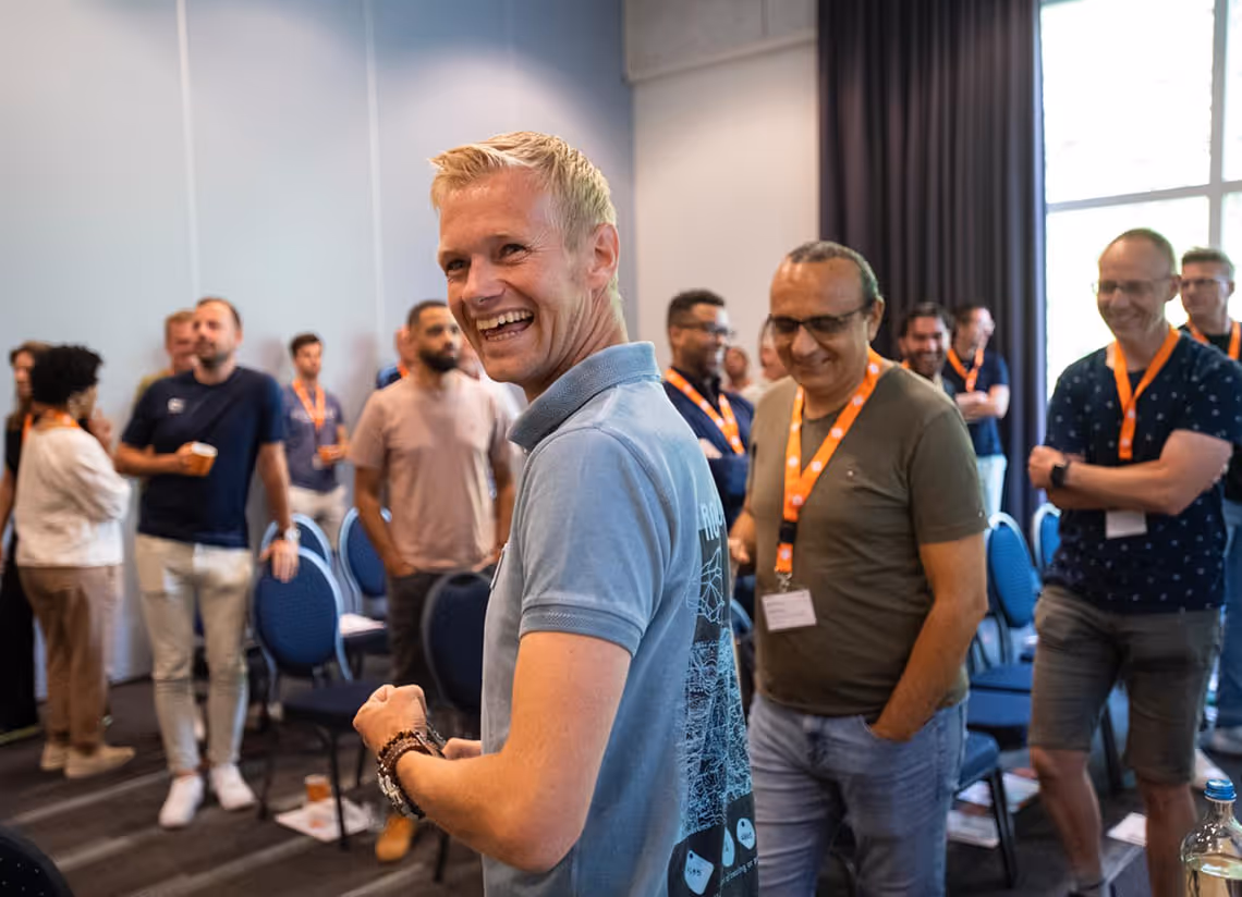 Jan van Norel geeft een workshop mentale veerkracht aan medewerkers van een bedrijf