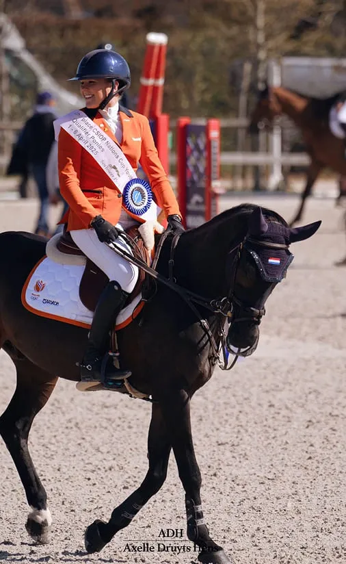 Ruiter van TeamNL op haar paard tijdens een wedstrijd.