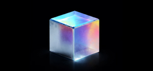 Cubo translúcido iluminado com luz azul e reflexos coloridos sobre fundo preto.
