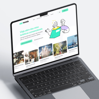 Laptop exibindo site de viagens com destaque para roteiros além do turismo convencional e imagens de destinos variados.