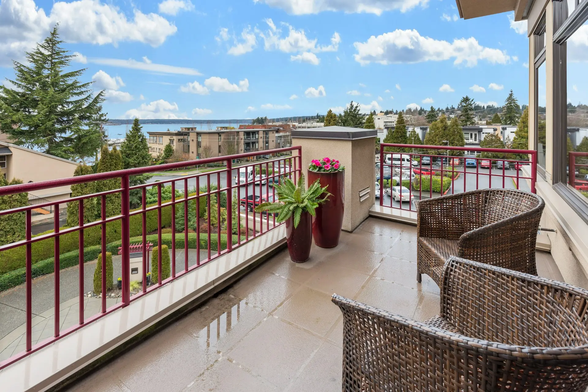 Balcon d'appartement avec jardinières et moustiquaire pour limiter les moustiques