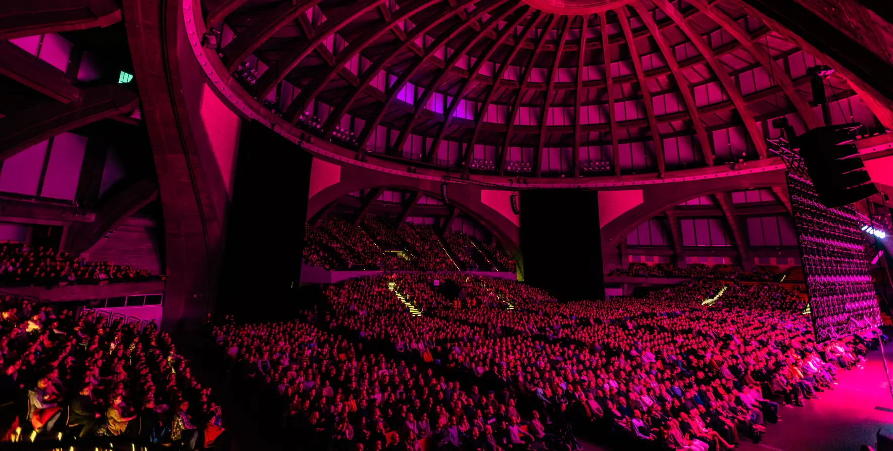 Wnętrze Hali Stulecia podczas wydarzenia pokazujące tłumy.