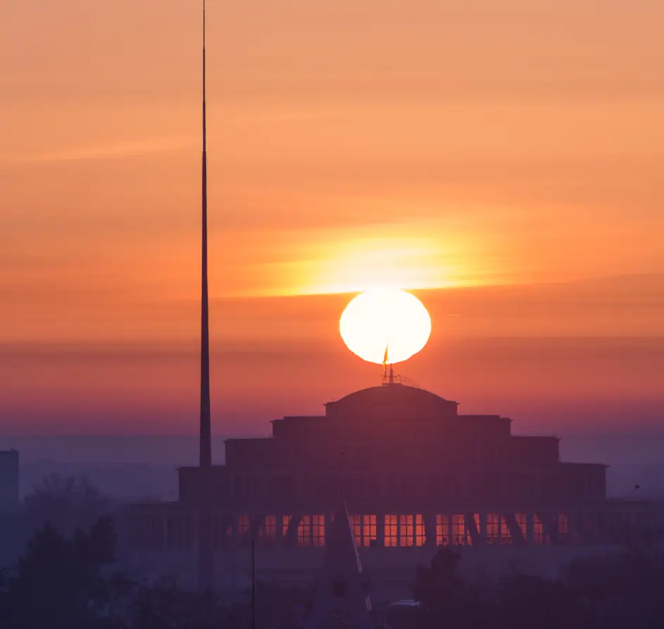 Ujęcie Hali Stulecia we Wrocławiu o zachodzie słońca z lotu ptaka.
