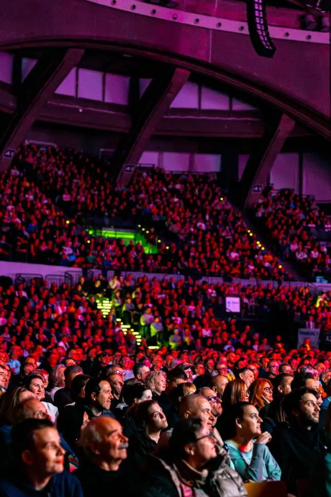 Wnętrze Hali Stulecia podczas wydarzenia pokazujące tłumy.