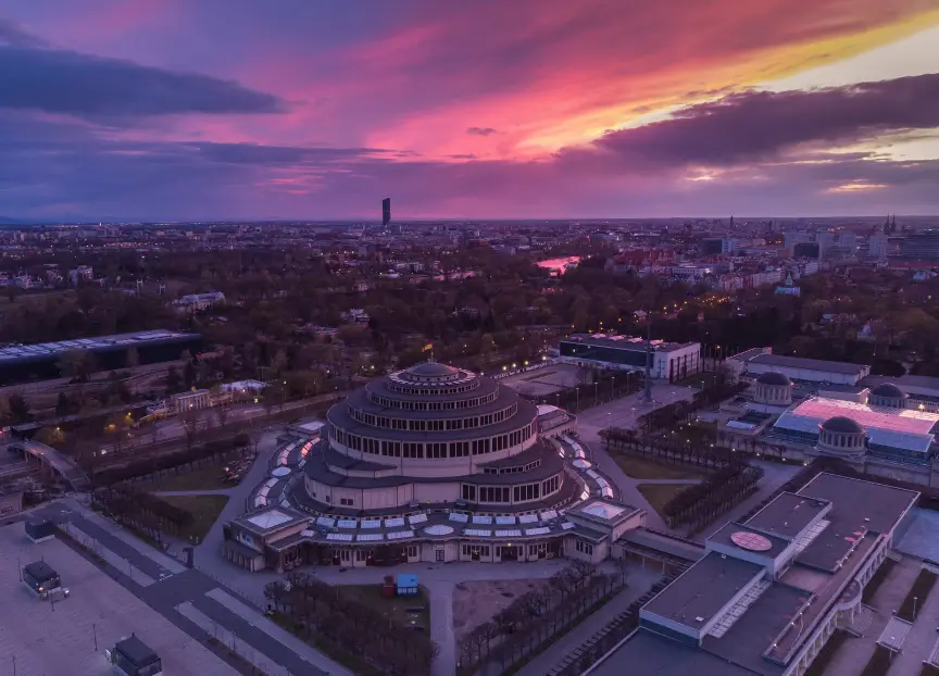 Ujęcie Hali Stulecia we Wrocławiu o zachodzie słońca z lotu ptaka.