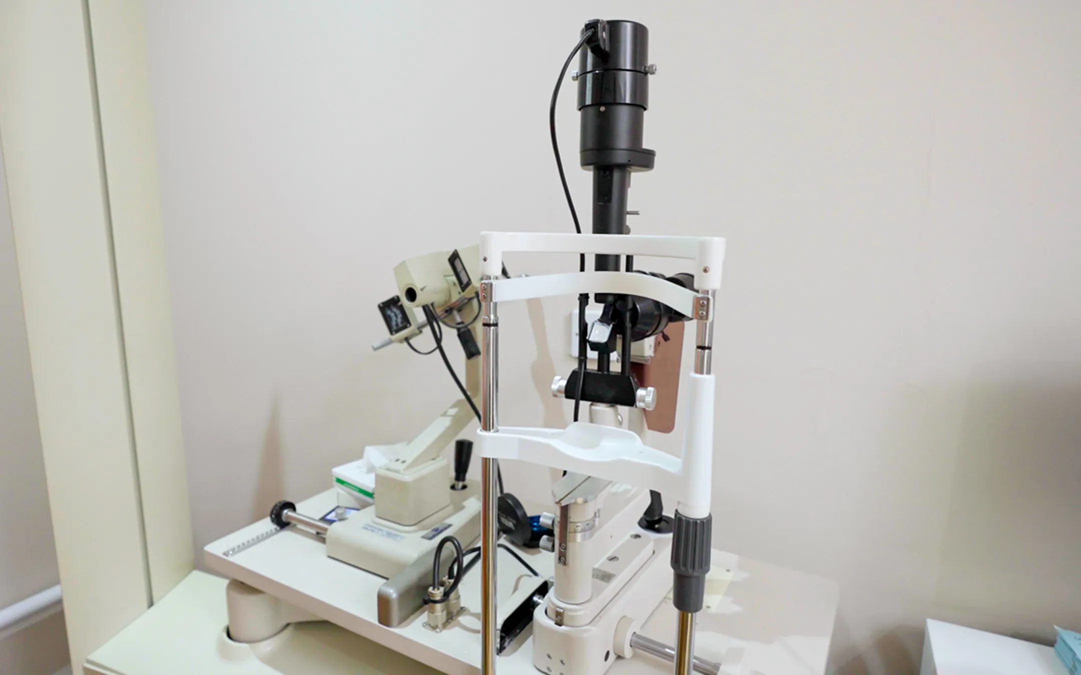 OCT optical coherence tomography scanning equipment for advanced retinal imaging and eye disease detection