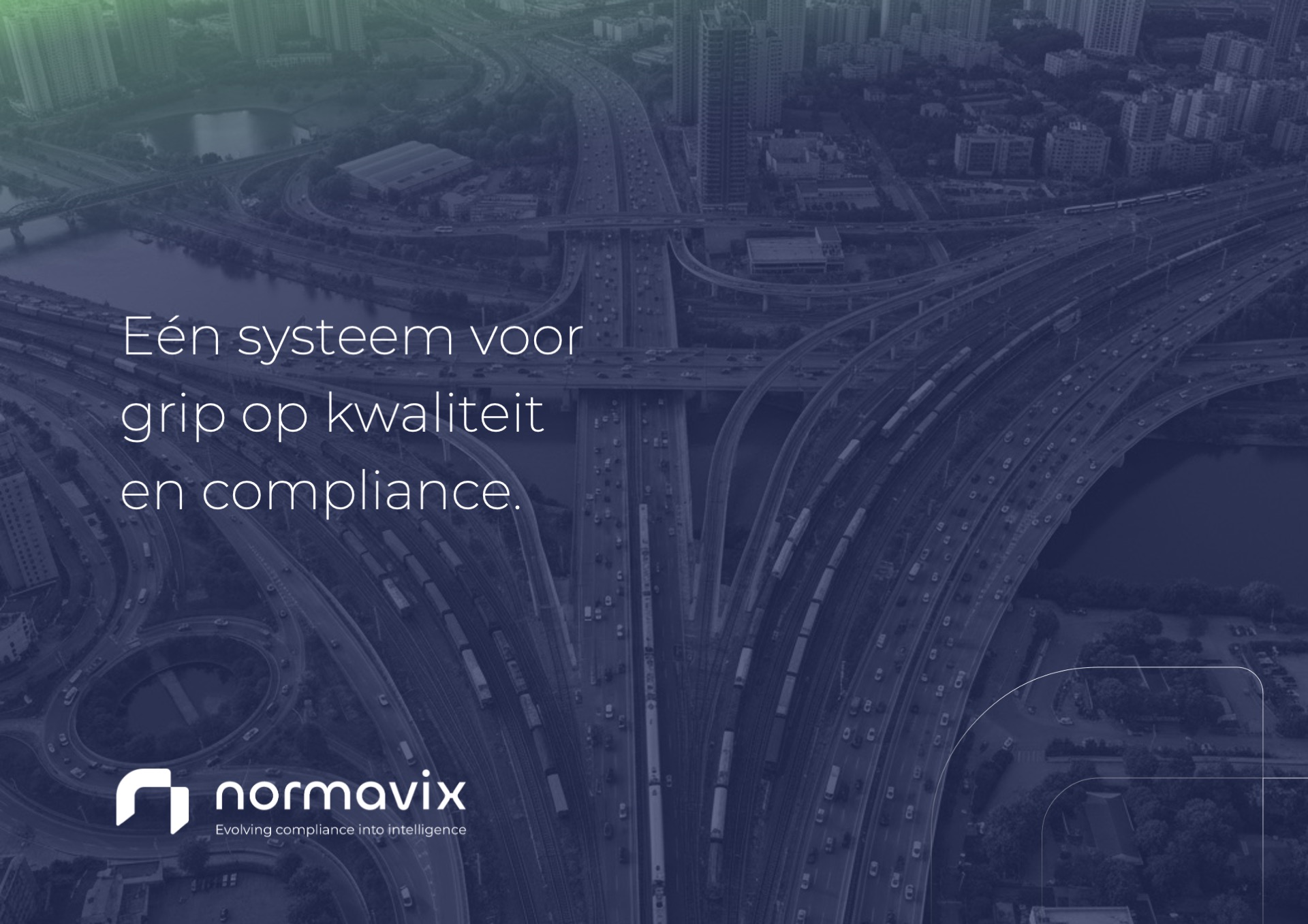 Twee kantoormedewerkers overleggen bij een bureau met computerschermen, met tekst over SKM1/ISQM1 en Normavix compliance software.