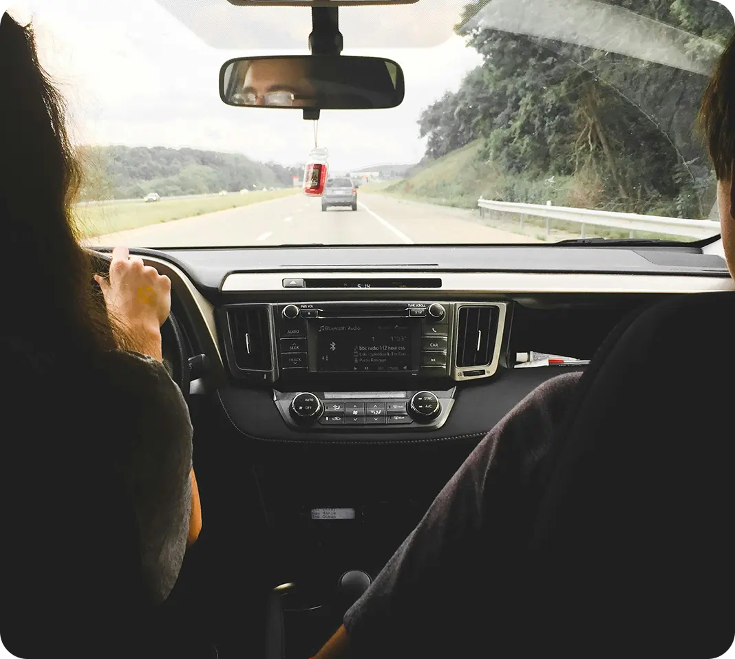 Intérieur d'une voiture avec une femme qui conduit