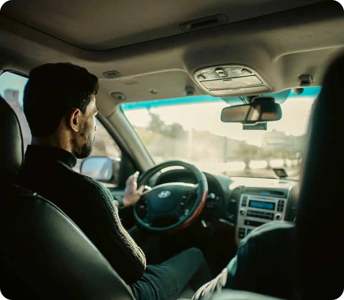 Intérieur d'une voiture avec un chauffeur taxi en formation
