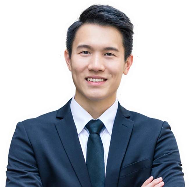 Homme en costume souriant