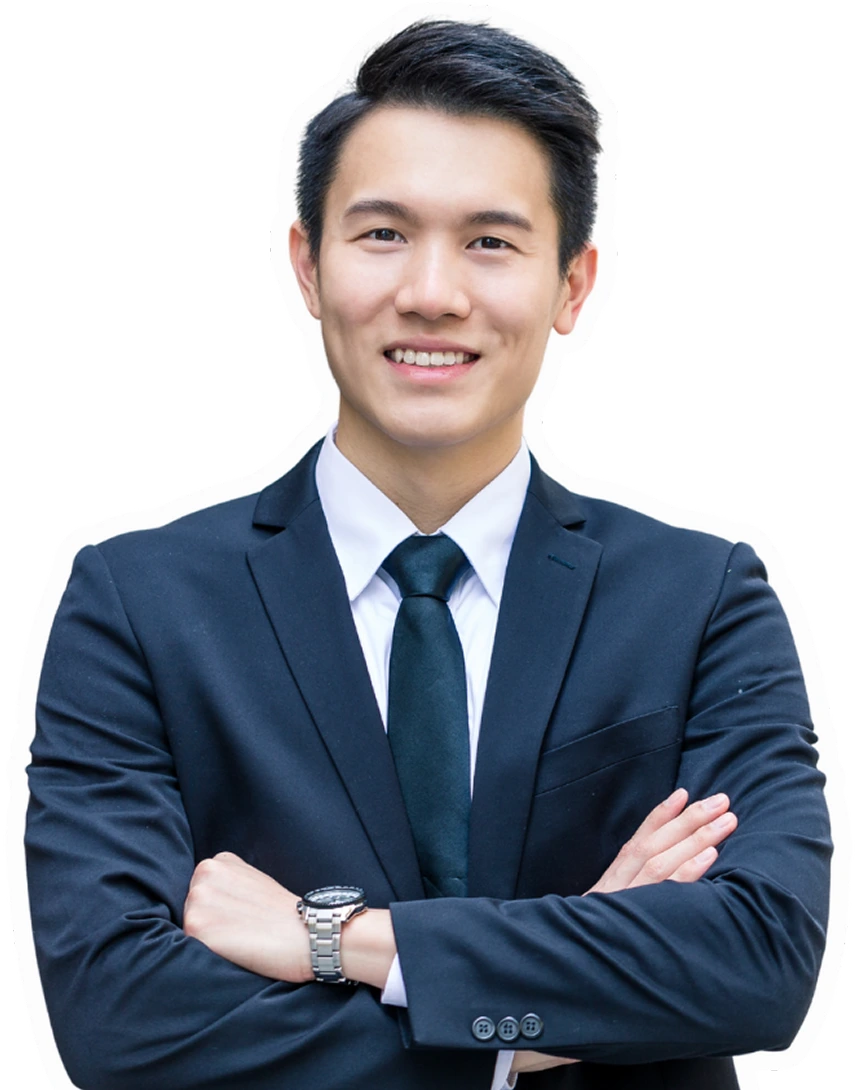 Homme souriant en costume