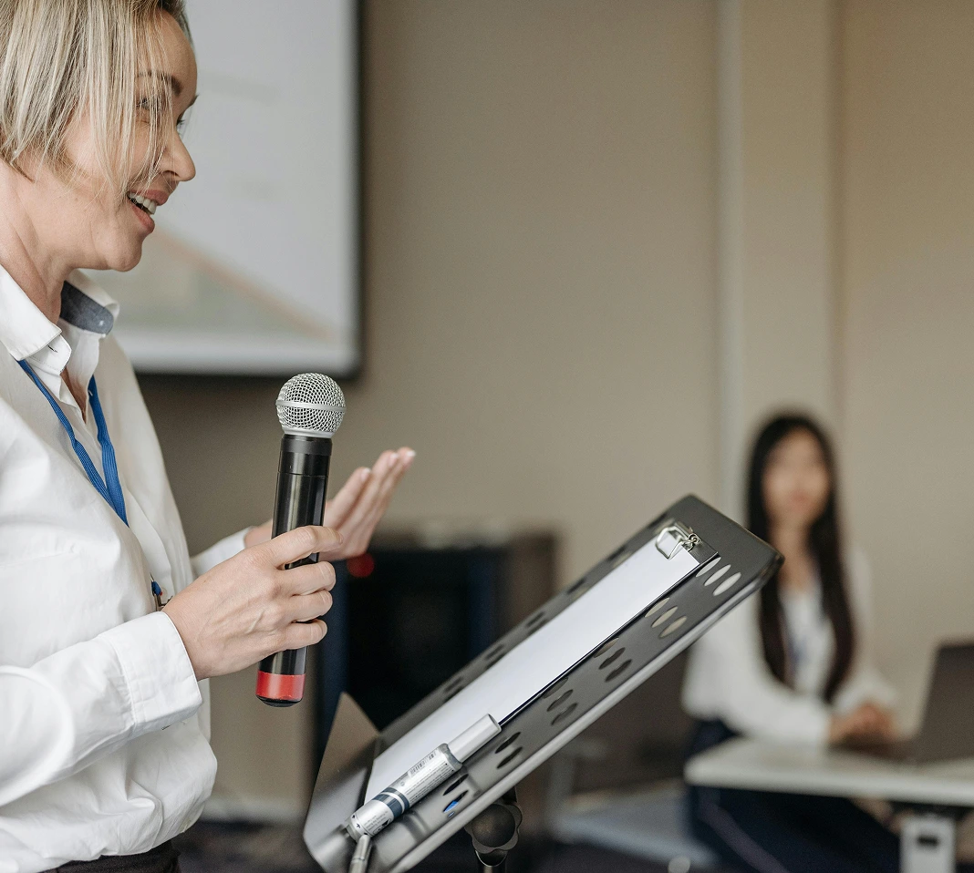 Femme qui fait une présentation