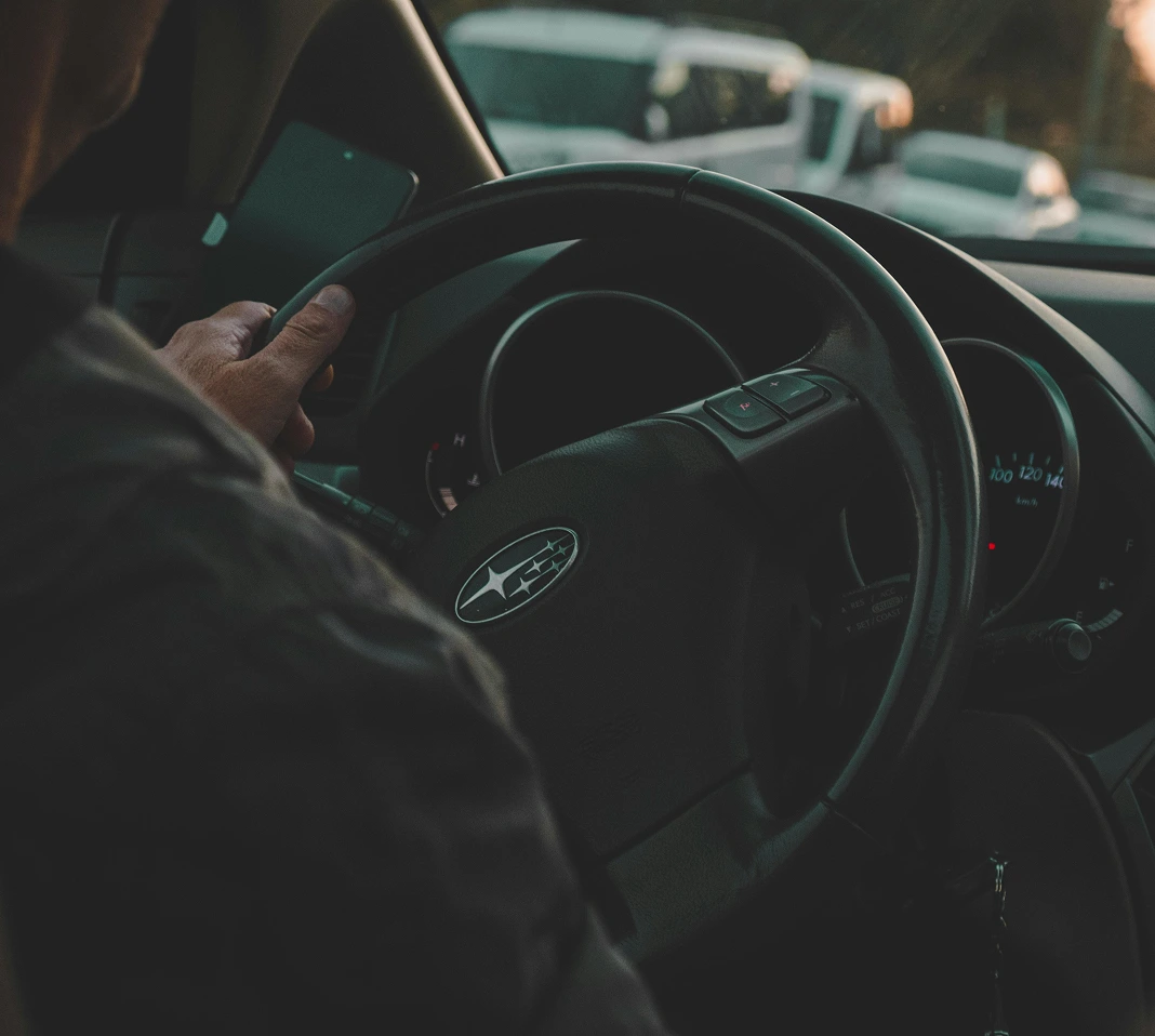 Un homme qui tourne le volant de sa voiture