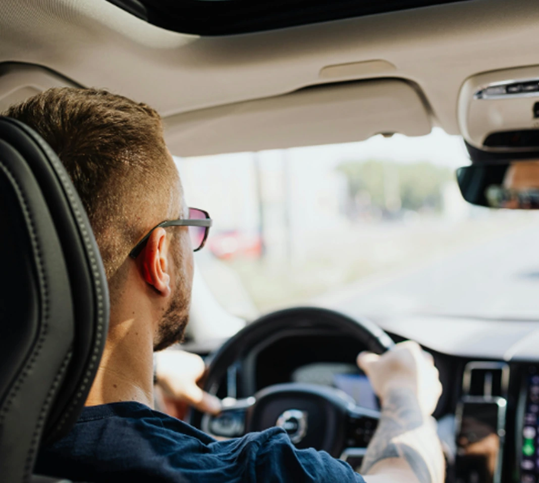 Un homme à l'intérieur d'une voiture