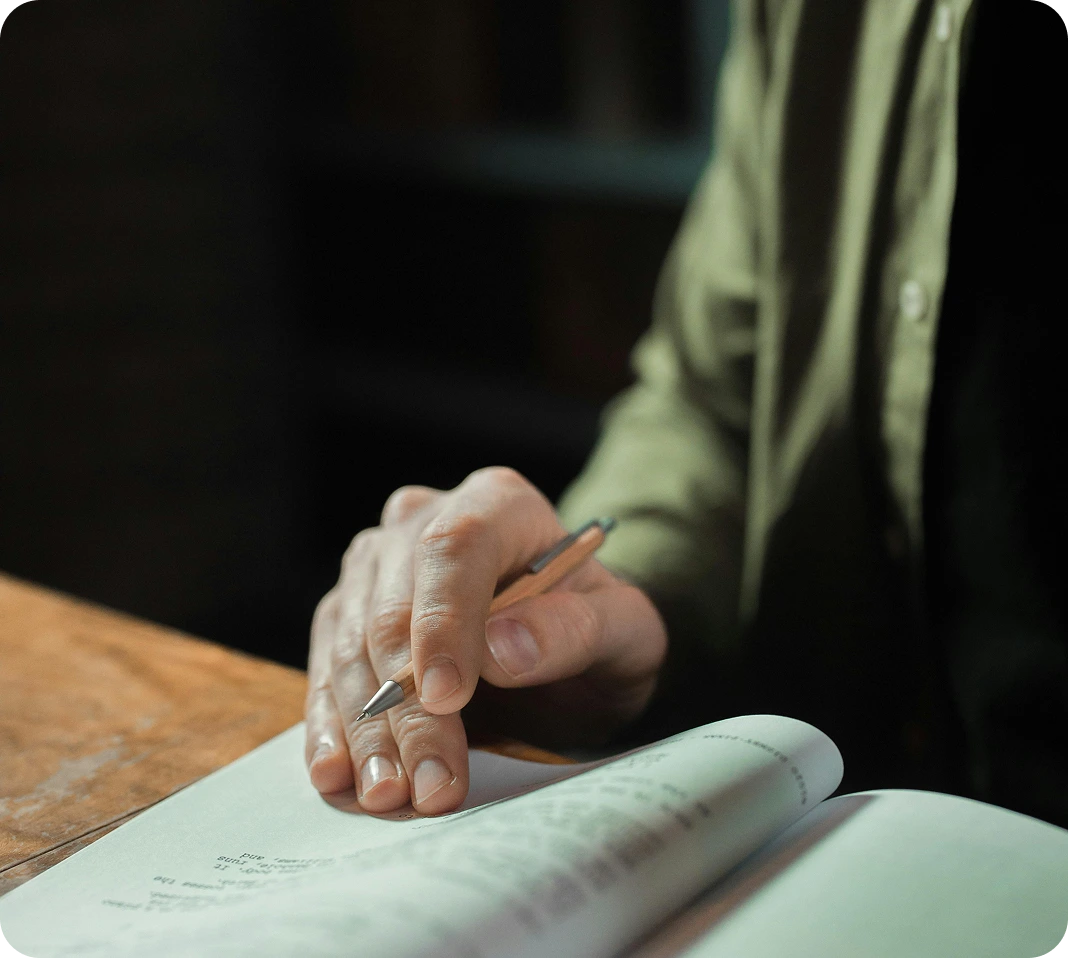 Personne qui écrit sur un cahier