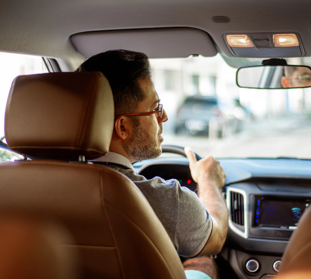 Un homme à l'intérieur d'une voiture