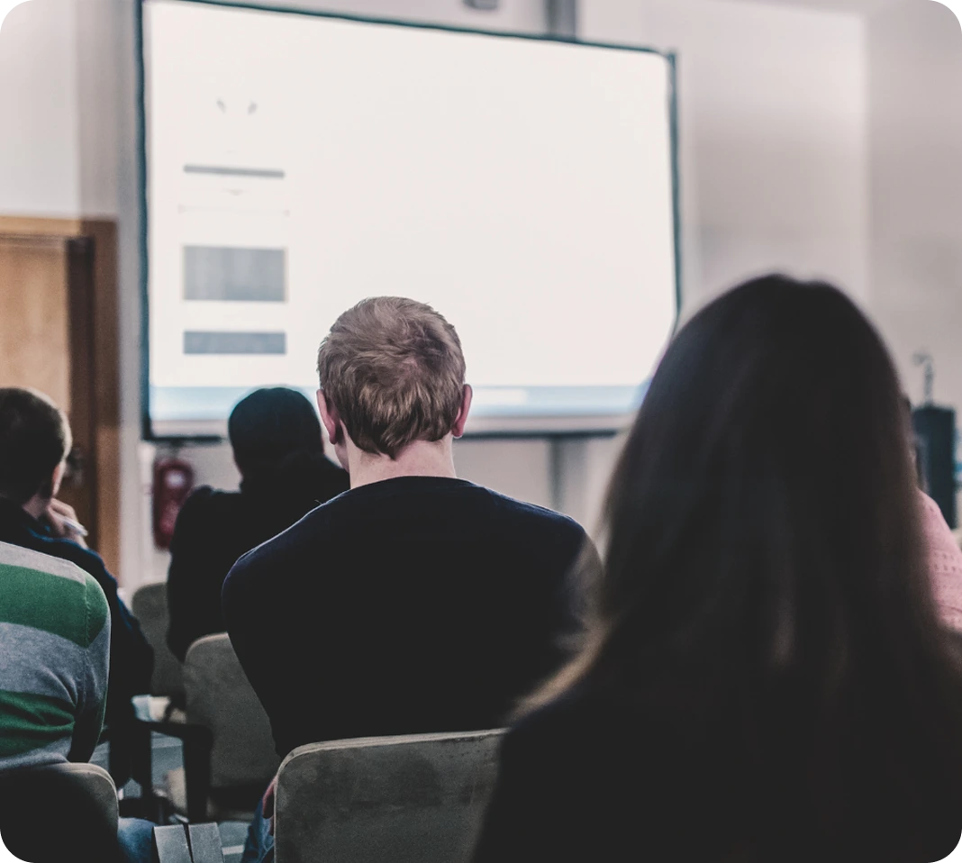 Réunion devant projecteur