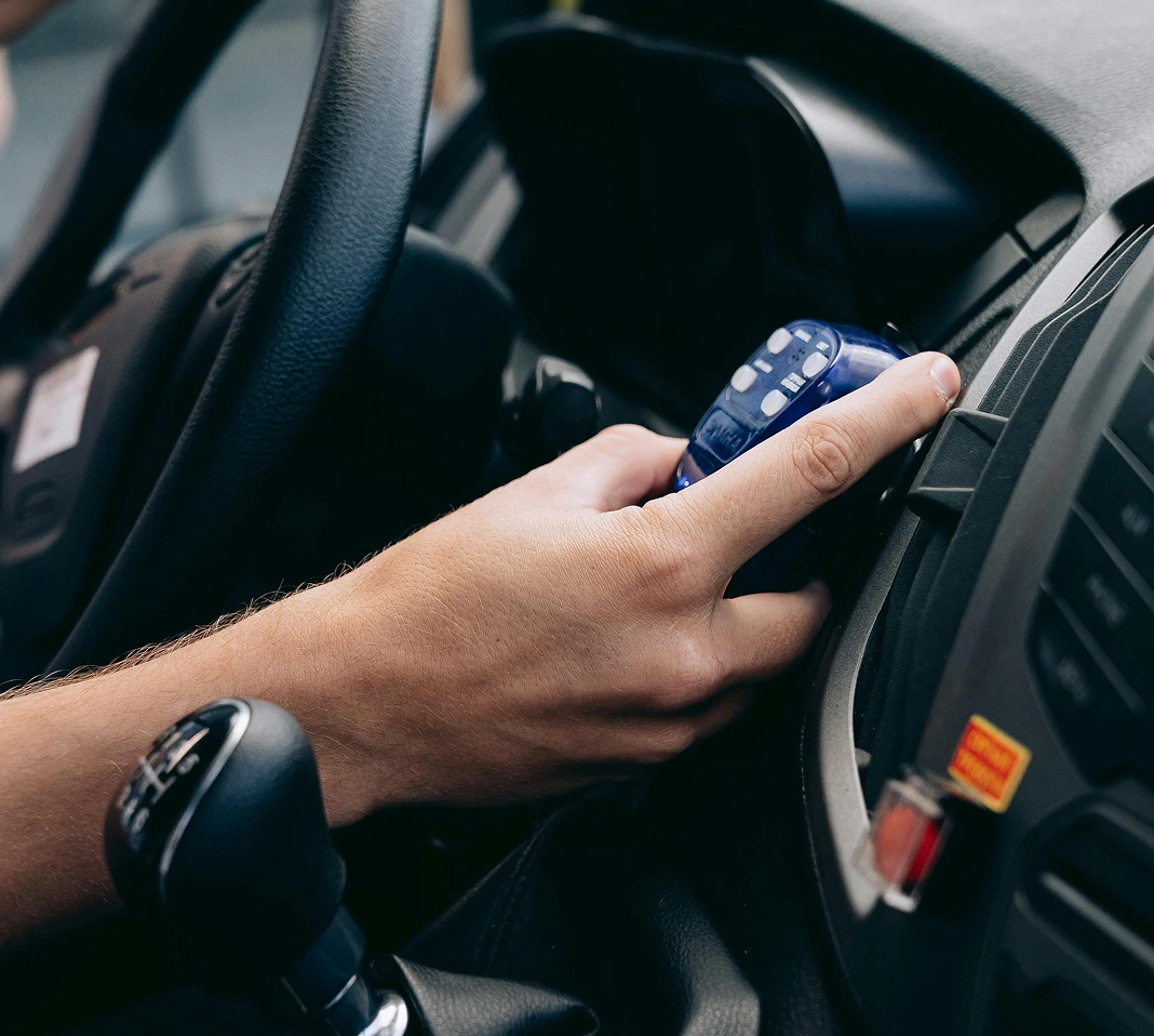 Chauffeur taxi qui s'apprête à facturer