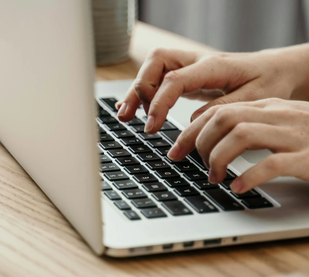 Femme qui écrit sur son ordinateur