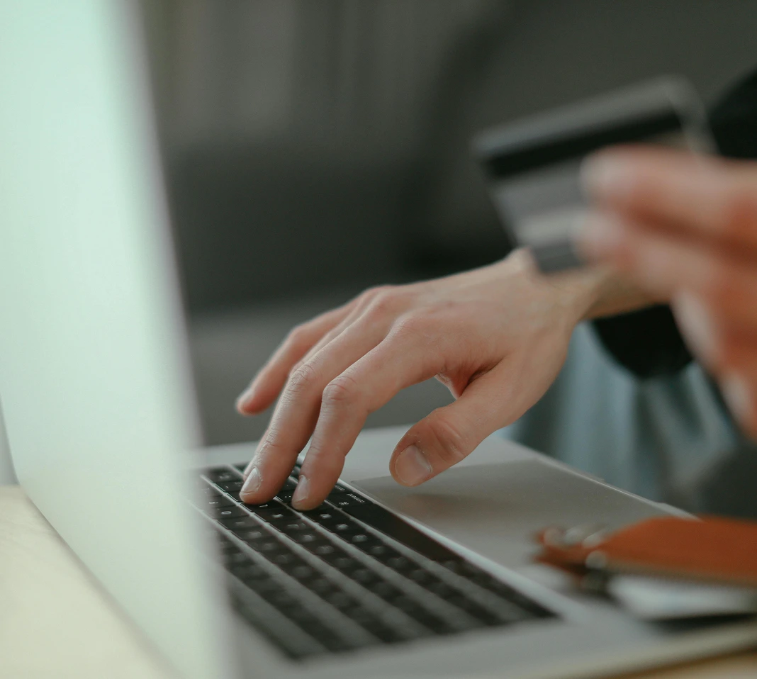 Personne qui s'apprête à faire un achat sur son ordinateur