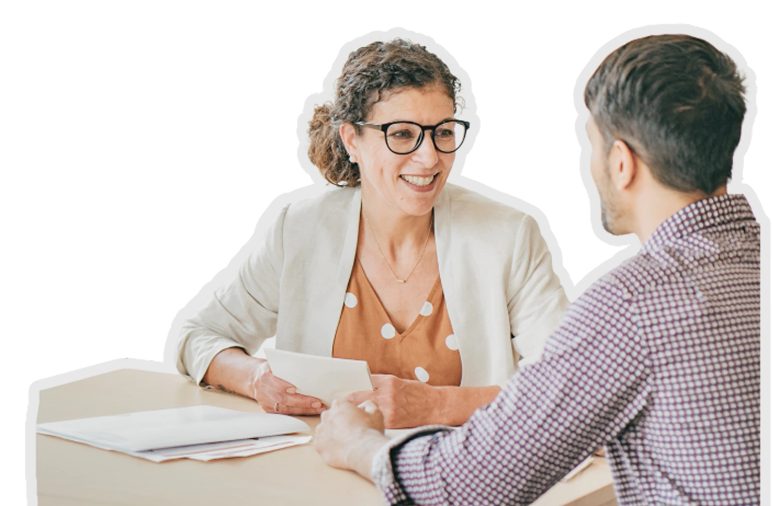 Deux personnes qui discutent