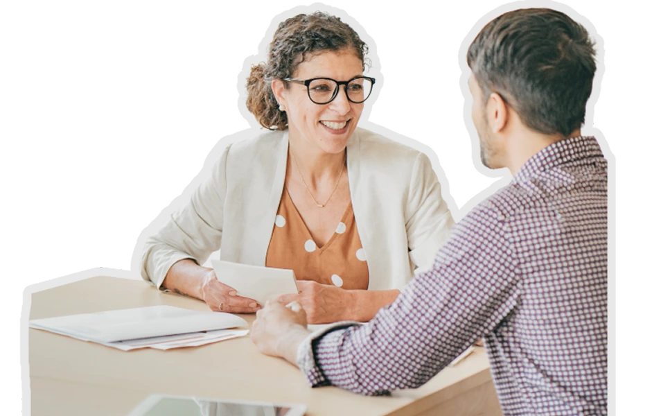 Deux personnes qui discutent