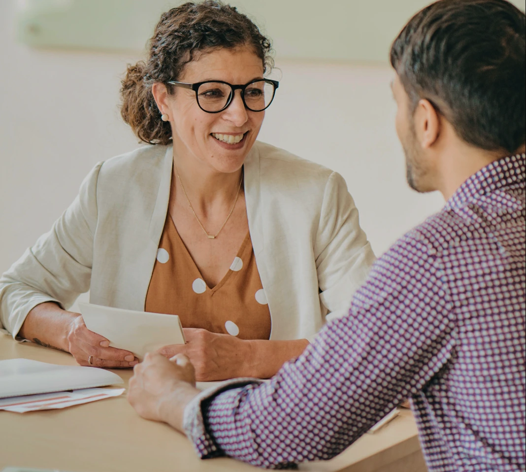 Un homme et une femme qui discutent