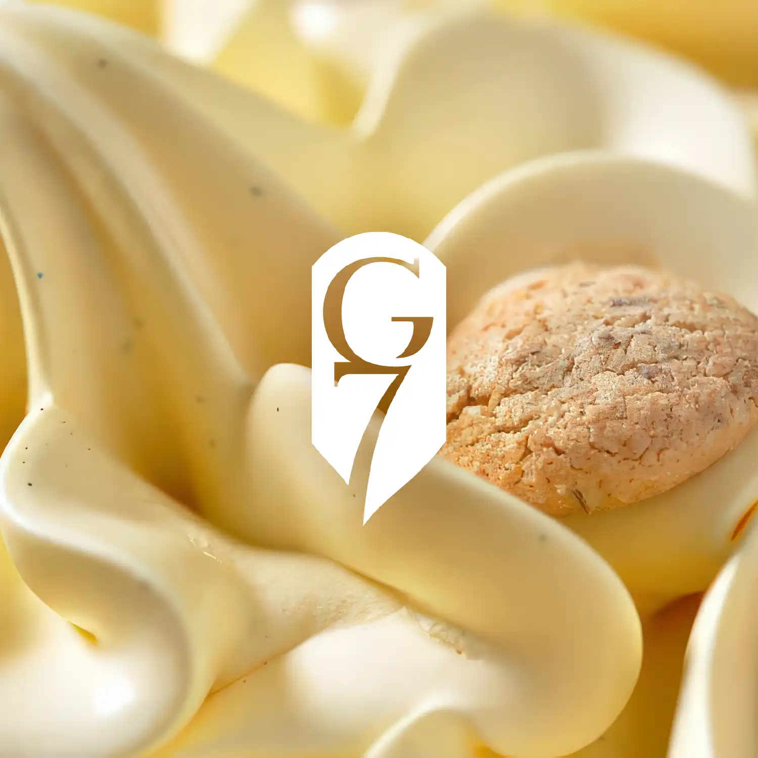 Close-up van romige witte en beige meringue met een knapperige, gebarsten topping.