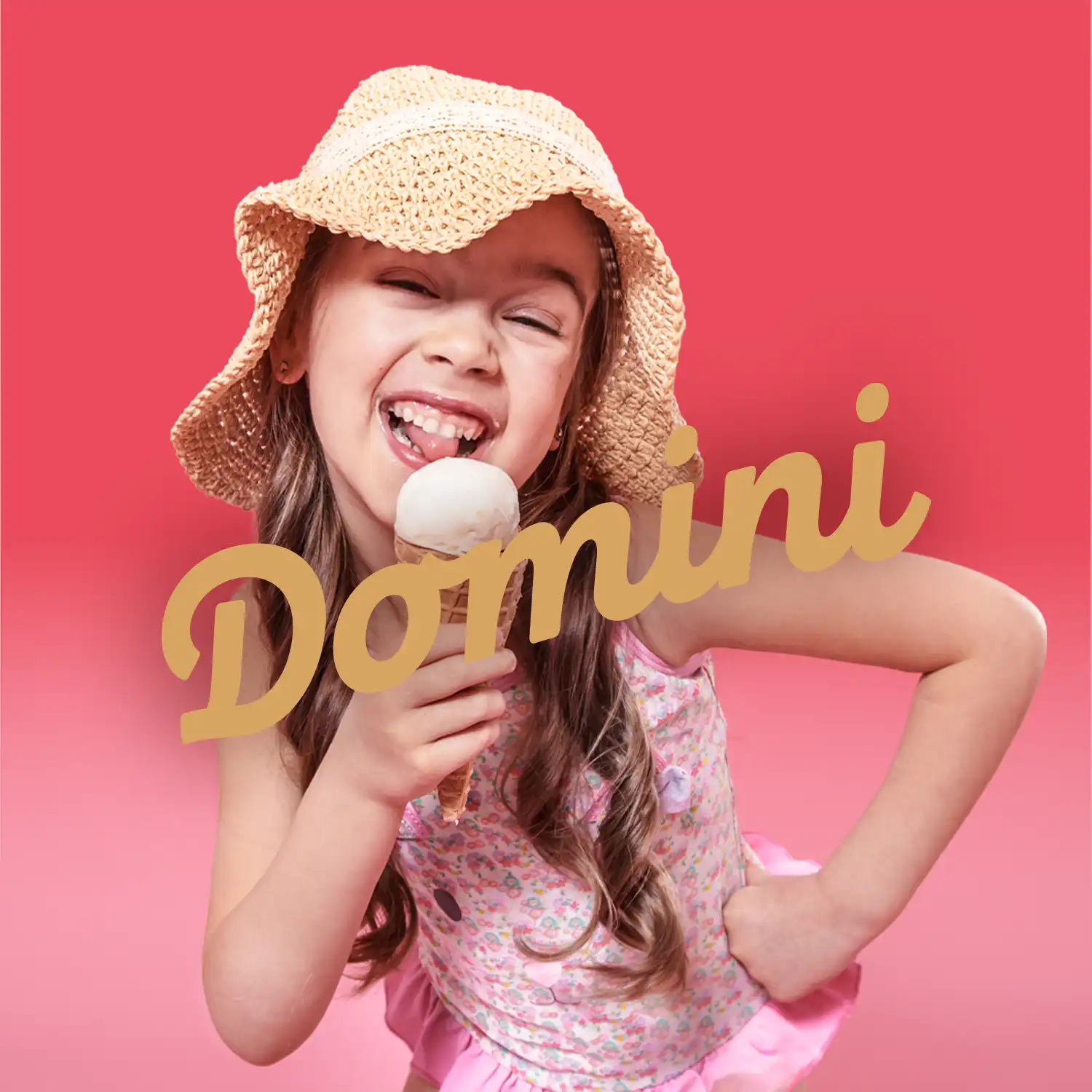 Meisje met strohoed geniet van een ijsje voor een roze achtergrond.