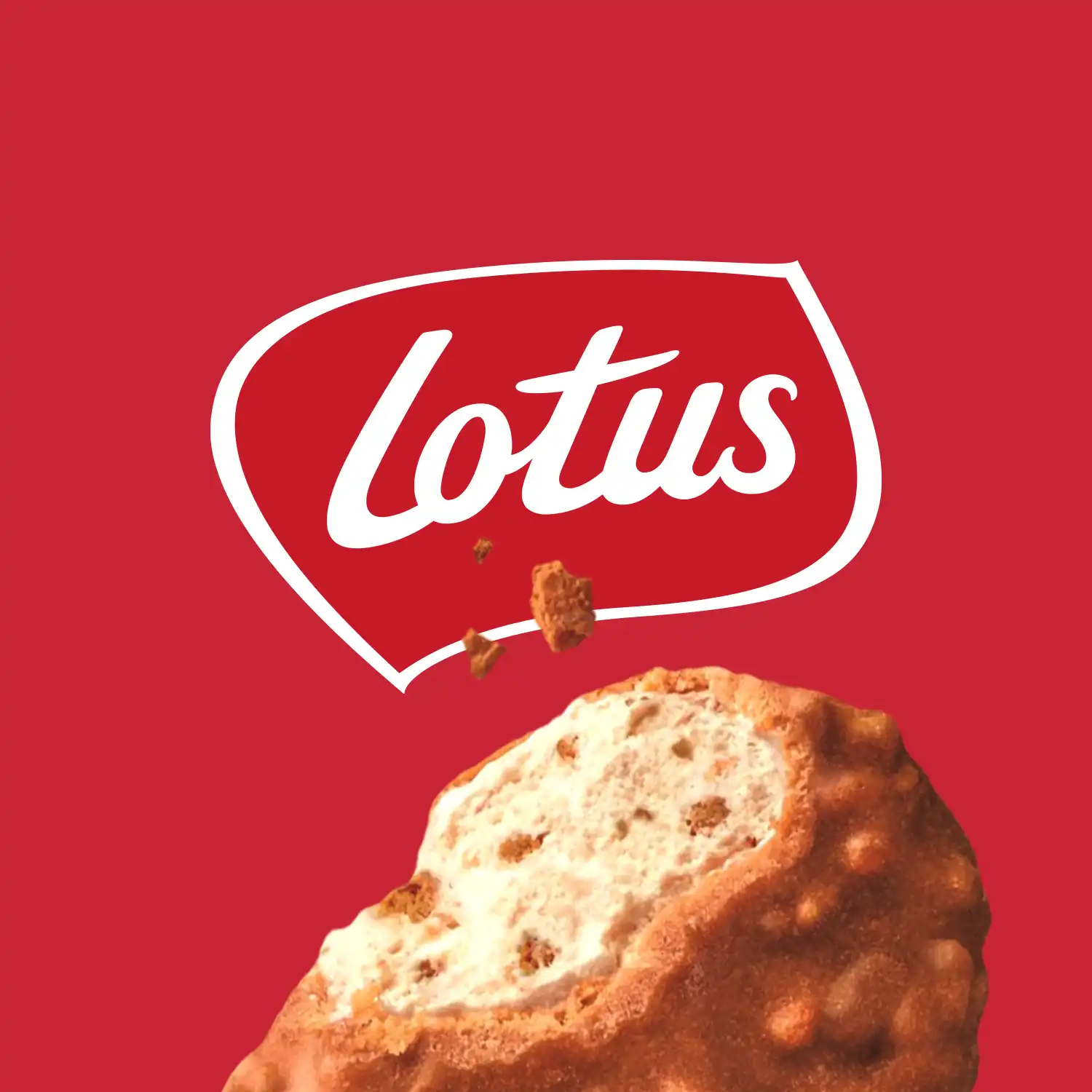 Lotus-logo met een deels opgegeten koekje met romige vulling en koekkruimels op een rode achtergrond.