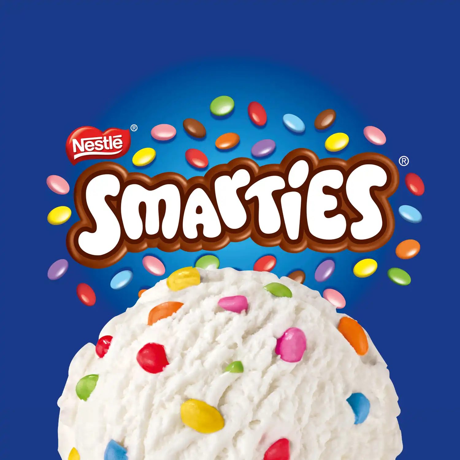 Nestlé Smarties logo boven een bol wit ijs met gekleurde Smarties erdoorheen gemengd.