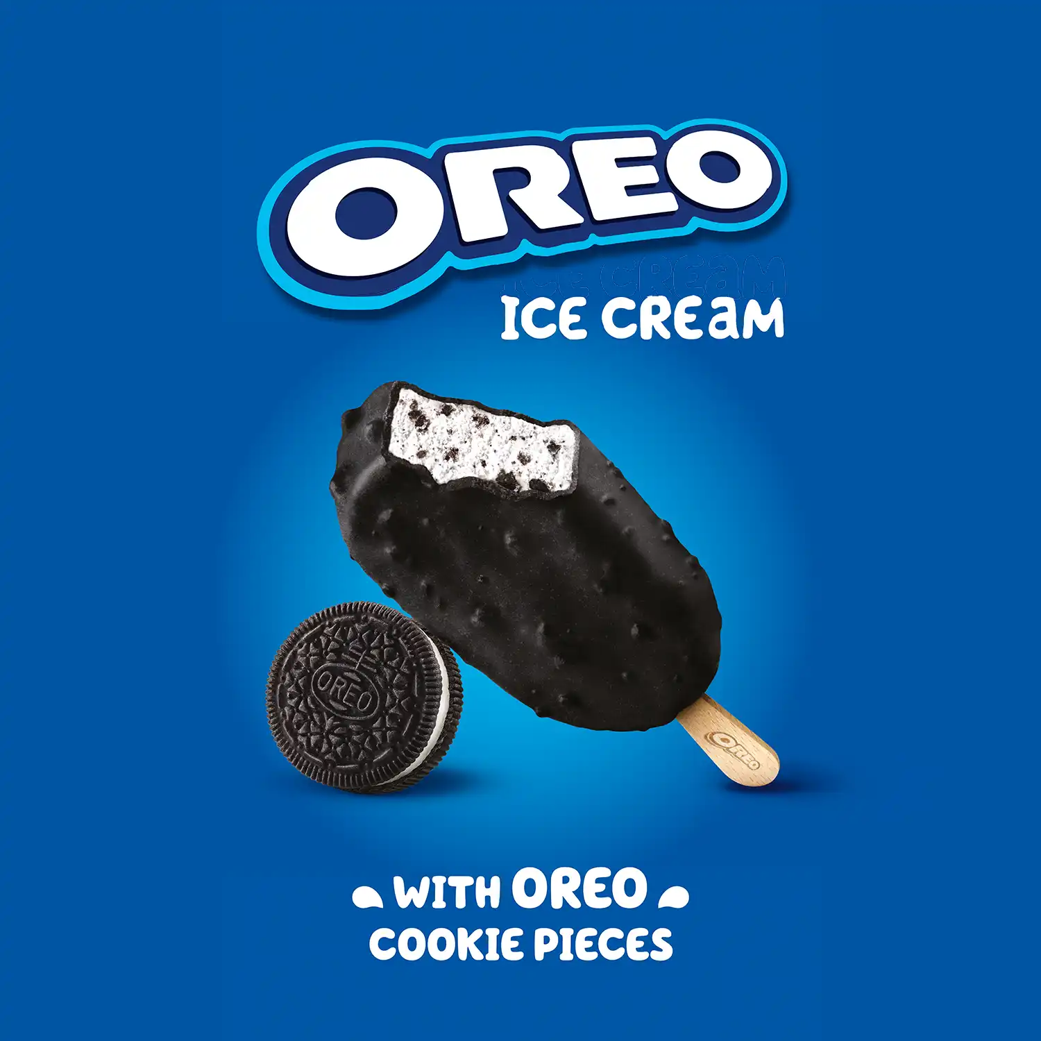 Oreo-ijsje met stukjes Oreo-koekjes en een houten stokje, naast een Oreo-koekje, op een blauwe achtergrond.