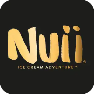Gouden tekst 'Nuii' met daaronder 'Ice Cream Adventure' op zwarte achtergrond.