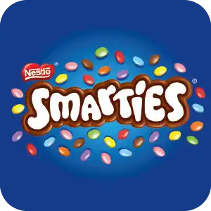 Nestlé Smarties-logo met kleurrijke chocolaatjes verspreid op een blauwe achtergrond.
