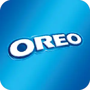 Wit Oreo-logo schuin geplaatst op een blauwe achtergrond.