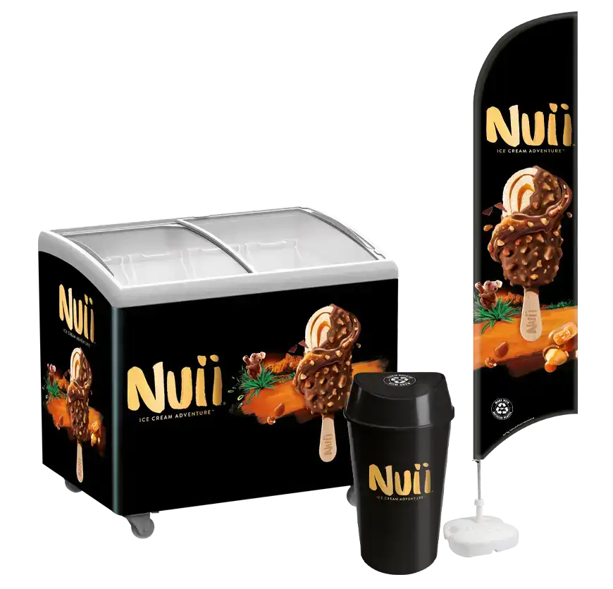 Zwarte vriezer en vlag met afbeelding van Nuii ijsje met chocolade en noten, naast een zwarte Nuii prullenbak.