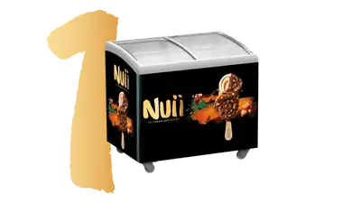 Nuii vriezer met afbeeldingen van chocolade-ijsjes op een zwarte achtergrond.