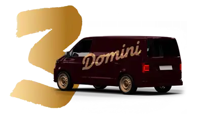 Donkere bus met het woord 'Domini' erop, naast een grote gouden vraagteken.